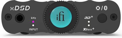 Bærbar iFi Audio xDSD-lydkonverter, set forfra, sort kabinet med drejeknap, knapper, porte og blå LED-skærm i midten