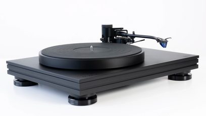 Toca-discos Music Hall Stealth preta, vista frontal em ângulo descendente. Prato giratório redondo, braço de leitura com cápsula, pés cônicos