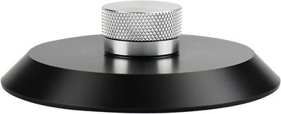 Svart och silverfärgad metallisk tryckplatta, ovansikt, texturerad övre yta i nätmönster, slät rund bas