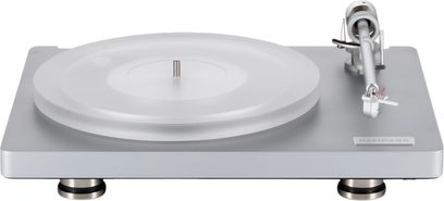 Hi-Fi-Plattenspieler ClearAudio Compass, leicht von oben frontal aufgenommen, rechteckiges Gehäuse aus mattem grauem Aluminium auf runden Metallfüßen, runder Plattenteller aus transparentem Acryl und silberner Tonarm
