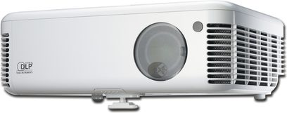 Optoma EX774N hvid videoprojektor, set forfra, højttallergitter til venstre, linse i midten, ventilationsgitter til højre