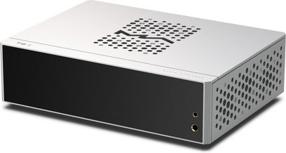 Сребрист алуминиев аудио мрежов плеър Matrix Audio TS-1, преден тричетвъртен изглед, правоъгълен корпус с гладка черна предна страна, вентилация чрез кръгли перфорации на горната и дясната страна, две вертикално подредени jack гнезда на дясната предна страна