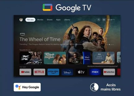 Google TV-grænseflade på sort skærm, set forfra, mørkeblå baggrund, serievignetter og logoer for YouTube, Netflix, Disney+
