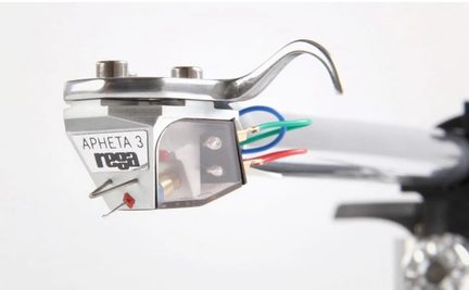 Sølvfarvet phonoenhed med inskription "Apheta 3" og "Rega", kabler i rød, grøn, blå, sort, guldbelagte stik, set fra siden