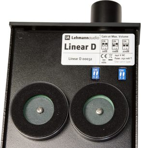 Lehmann Audio Linear D sort hovedtelefon-forforstærker, set nedefra med to cirkulære fødder og blå kontakter