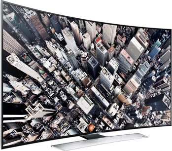 Samsung UE65HU8500 buet TV, der viser en detaljeret luftfotovisning af en tætbefolket by, set fra en trekvart vinkel