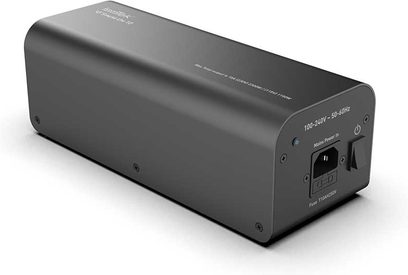 IsoTek V5 Syncro Uni 10 siyah şebeke kondisyoneri, yuvarlatılmış kenarlı dikdörtgen kasa, sağ arka perspektif görünüm, şebeke konnektörü, anahtar, sigorta, teknik yazıtlar, 4 görünür vida