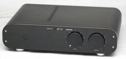 Lector Audio ZAX-70 stereoanlegg, matt svart kabinett, børstet aluminiumsfront, svarte knapper, blå LED-lys