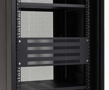 Norstone Pro ventilationspaneler med perforeret sekskantet gitter, sorte hylder, nummererede sidestolper og sølvskruer