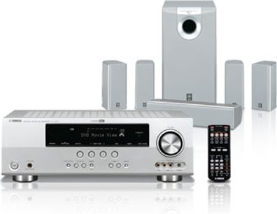 Yamaha AV3105 hjemmebiografsystem med forstærker-tuner, DVD-afspiller, gulvhøjtalere og reol, set forfra