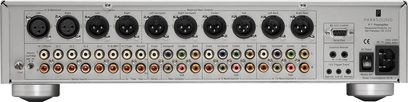 Parasound HALO P7 sort hjemmebiografsforstærker, frontpanel med RCA-, XLR-lydstik og betjeningsknapper, set forfra