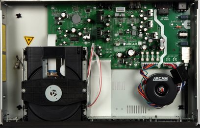 Indvendigt syn af en åben sort Arcam FMJ-CD17 CD-afspiller, der viser læsemekanismen og printkortet