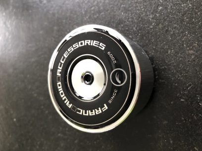 Schwarze und silberne Scheibe mit den Aufschriften "Franc Audio Accessories" und "Ceramic Disc" auf dunkelgrauem Hintergrund, Frontansicht