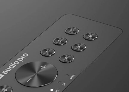Musta Audio Pro -kaiutin, lähikuva yläpaneelista, jossa on äänenvoimakkuussäädin ja kuusi numeroitua painiketta