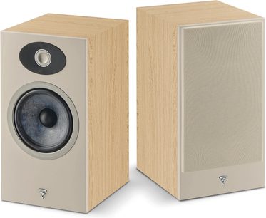 Focal Theva N°2 világos tölgy színű oszlophangszóró csomag, előlről nézve, két világos fa hangszóróból és egy szürke mélyhangú dobból áll