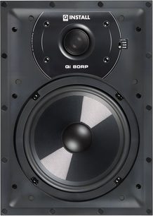 Sort indbygget væghøjttaler Q Acoustics Qi80RP Performance i plast, set forfra, med cirkulær diskant øverst, stor central woofer med tofarvet, gittermønstret membran og rektangulær ramme med monteringshuller