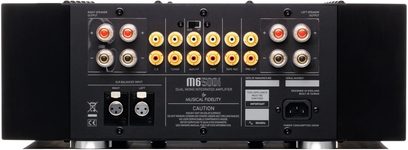 Musical Fidelity M6si500 integreret stereo hi-fi-forstærker set bagfra med RCA- og XLR-stik, højttalerudgange og strømstik