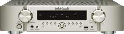 Sølvfarvet Marantz NR1601 hjemmebiograf-forstærker, frontpanel med display, knapper og drejeknapper, set forfra