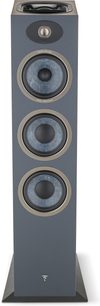 Sloupcový reproduktor Focal Theva N°3-D v ořechovém provedení, pohled zepředu, 3 kruhové reproduktory vertikálně zarovnané na tmavě šedém čelním panelu