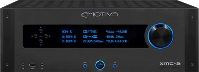 Emotiva XMC-2 home-cinema voorversterker, zwarte voorkant, blauw scherm, knoppen, USB/HDMI-poorten, hoofdtelefoonaansluiting