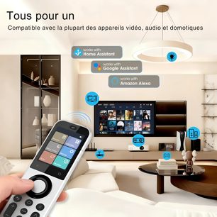 Valge Sofabaton X2 hifi-kaugjuhtimispult värviekraaniga, käes hoituna ühendatud elutoa ja televiisori ees