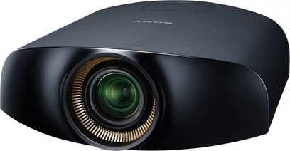 Sony VPL-VW1100ES sort videoprojektor, set forfra, centreret objektiv med grønt linseelement, cirkulær ventilationsgitter omkring