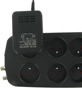 Sort multistikdåse "Connect Research CEB008" med 6 stik og LED-display, set forfra og oppefra i nærbillede