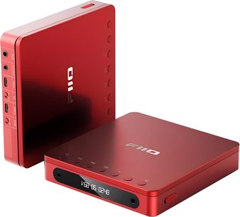 Přehrávač CD FiiO DM13 BT v červené barvě z kartáčovaného hliníku, tenký čtvercový design v perspektivě s přední stranou vybavenou černým digitálním displejem a řadou kulatých dotykových tlačítek na horní části, audio a USB porty viditelné na boční hraně