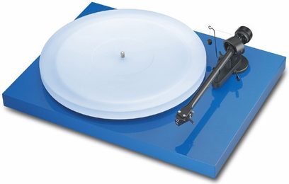 Pro-Ject Debut III Esprit blå pladespiller, hvid plade, sort tonarm, blå base, 3/4 forside højre vinkel