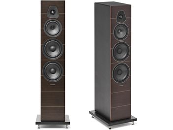 Boxă de podea Sonus Faber Lumina V wenge, văzută din față și din trei sferturi, cu trei difuzoare negre