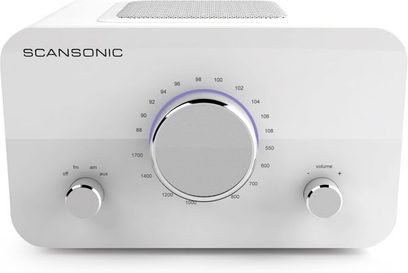 Bílý zesilovač Scansonic SC-R2W, pohled zepředu, otočné knoflíky a digitální displej na čelním panelu, kovová mřížka