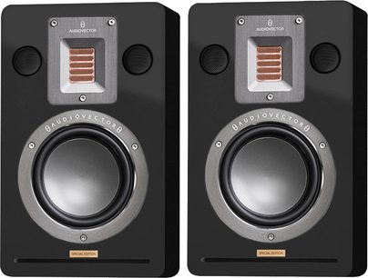 Coppia di diffusori surround AudioVector QR Wall SE neri, cabinet nero opaco, piastra superiore in alluminio spazzolato con tweeter a nastro ramato affiancato da due piccoli altoparlanti circolari, grande woofer centrale con bordo in metallo spazzolato e fessura di accordo orizzontale, vista frontale