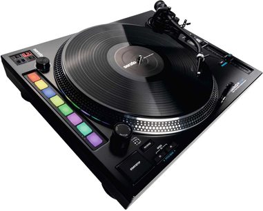 Aukštos kokybės Reloop RP 8000 MK2 juodos spalvos vinilo plokštelių grotuvas, šiek tiek įžambiai nufotografuotas iš viršaus. Matomas diskas, nuskaitymo galvutė, valdymo pultas ir spalvoti padelio mygtukai