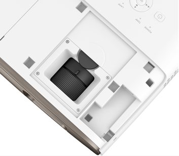 Benq W2700 hvid videoprojektor, set oppefra i perspektiv, med åbent låg der viser linsen og kontrolknapperne