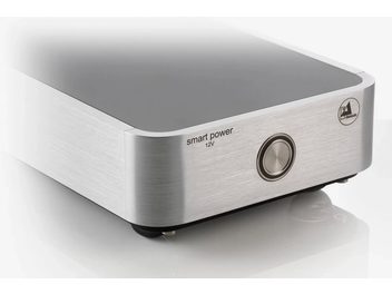 ClearAudio „Smart power" 12V išorinis maitinimo šaltinis iš šlifuoto sidabrinės spalvos aliuminio, nuotrauka padaryta iš priekio ir viršaus, stačiakampio formos su apvalintais kampais