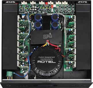 Rotel C8+ többcsatornás erősítő fekete színben, belőli nézet elektronikus komponensekkel, zöld nyomtatott áramkörökkel és fekete ventilátorral