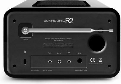 Scansonic R2 černý, kompaktní obdélníkové audio zařízení s anténou, tlačítky, displejem a jack konektorem z čelního pohledu