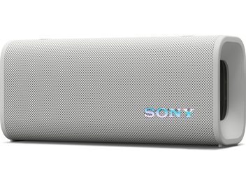 Bærbar Bluetooth-høyttaler Sony ULT Field 3 i hvitt, sylindrisk kropp trukket med nettingstoff og glatte plastender, sett fra høyre trekvart vinkel foran