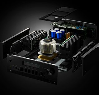 Yamaha R-N2000A svart hi-fi stereoanlegg, sett forfra i et nedadgående perspektiv, med lokket åpent som avslører de interne komponentene og toroidaltransformatoren