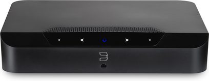 Wzmacniacz stereo hi-fi BlueSound PowerNode EDGE w kolorze czarnym, kompaktowy, o minimalistycznym i eleganckim designie, z niebieskimi przyciskami pojemnościowymi