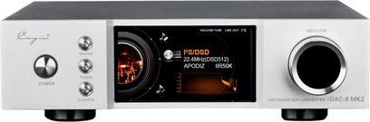 Cayin iDAC-6 MK2 Audio-DAC-Wandler aus silbernem gebürstetem Aluminium, Frontansicht mit zentralem Farbdisplay, drei kleinen vertikalen Tasten und rundem Netzschalter links, großem schwarzem Drehregler mit Metallring rechts
