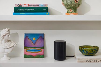 Cassa wireless Sonos nera su mensola bianca tra quadro colorato e ciotola in ceramica