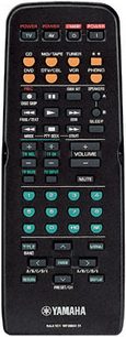 Mando a distancia negro Yamaha RX-497 con numerosos botones redondos grises y rectangulares negros, vista frontal