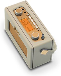 Roberts Revival Uno BT cremefarvet bordradio, rektangulært kabinet i cremefarvet kunstlæder med tilhørende sidehåndtag, forside med beige stofgitter og øvre panel udstyret med et orange LCD-display, to runde metalknapper og hvide taster, set i trekvarts fugleperspektiv.