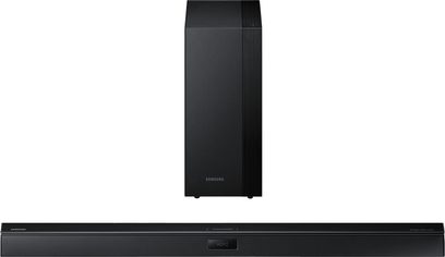 Samsung HW-H450 soundbar i mat sort rektangulær aflang form, på blank overflade, med fjernbetjening, set forfra