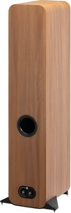 Boxă de podea Q Acoustics 3050c cu furnir din lemn deschis la culoare, vedere din spate trei sferturi, carcasă dreptunghiulară cu colțuri rotunjite, port bass-reflex circular negru și borne încastrate aproape de bază, așezată pe un suport metalic negru
