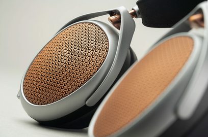 Åbent, kablet hi-fi-hovedtelefon Meze Audio Poet, nærbillede af ørekoppen med gyldent metalgitter og sølvstruktur