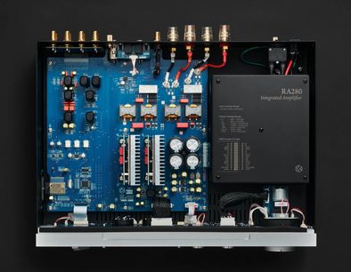 Amplificatore hi-fi stereo Rose RA280 argento, vista interna dall’alto con scheda elettronica blu e grandi condensatori