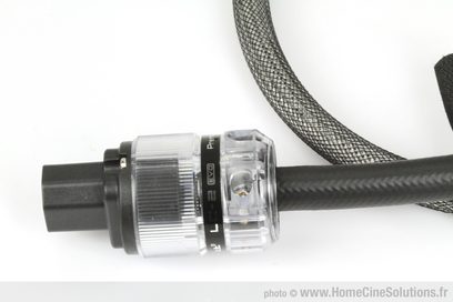 GigaWatt LC-2 EVO 1,5m Netzkabel, transparente Stecker, schwarze geflochtene Ummantelung, Nahaufnahme