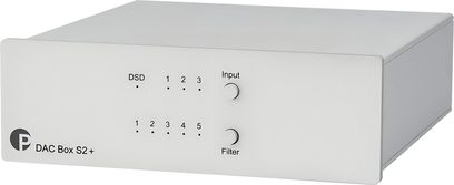 Svetlo siv avdio pretvornik Pro-Ject DAC Box S2+ v tričetrtinskem pogledu spredaj z nadzorno ploščo z indikatorji in gumbi Input ter Filter